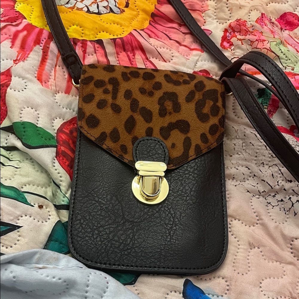 Source Unknown Black Crossbody with Leopard Flap and Gold Clasp